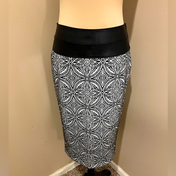 BISOU BISOU PENCIL
SKIRT W/FAUX LEATHER
WAISTBAND, size 4 - Picture 1 of 5
